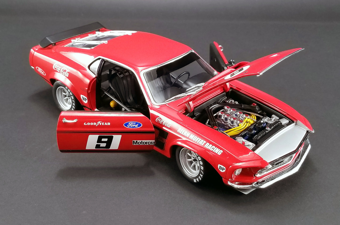 DDA1801820 - 1:18 Allan Moffat Racing # 9 Coca Cola
