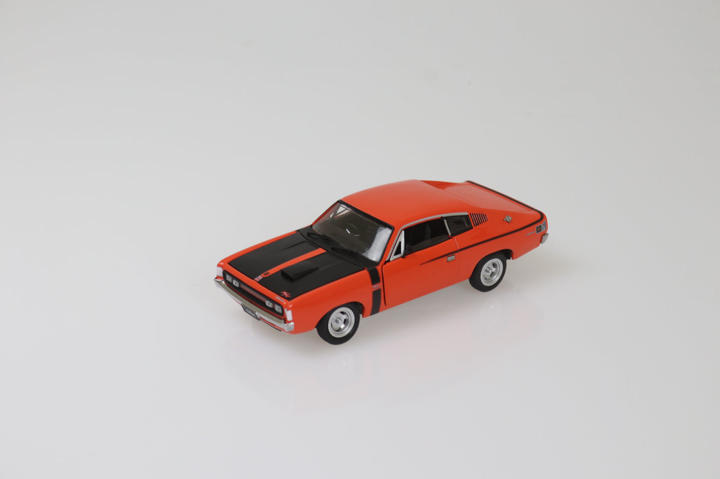 DDA32818 - 1:32 Orange E38 Valiant Charge
