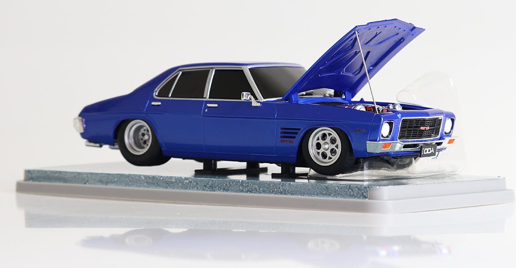 1:24 Razzle Berry Holden HQ GTS Custom 4 Door Light Up - Plastic
