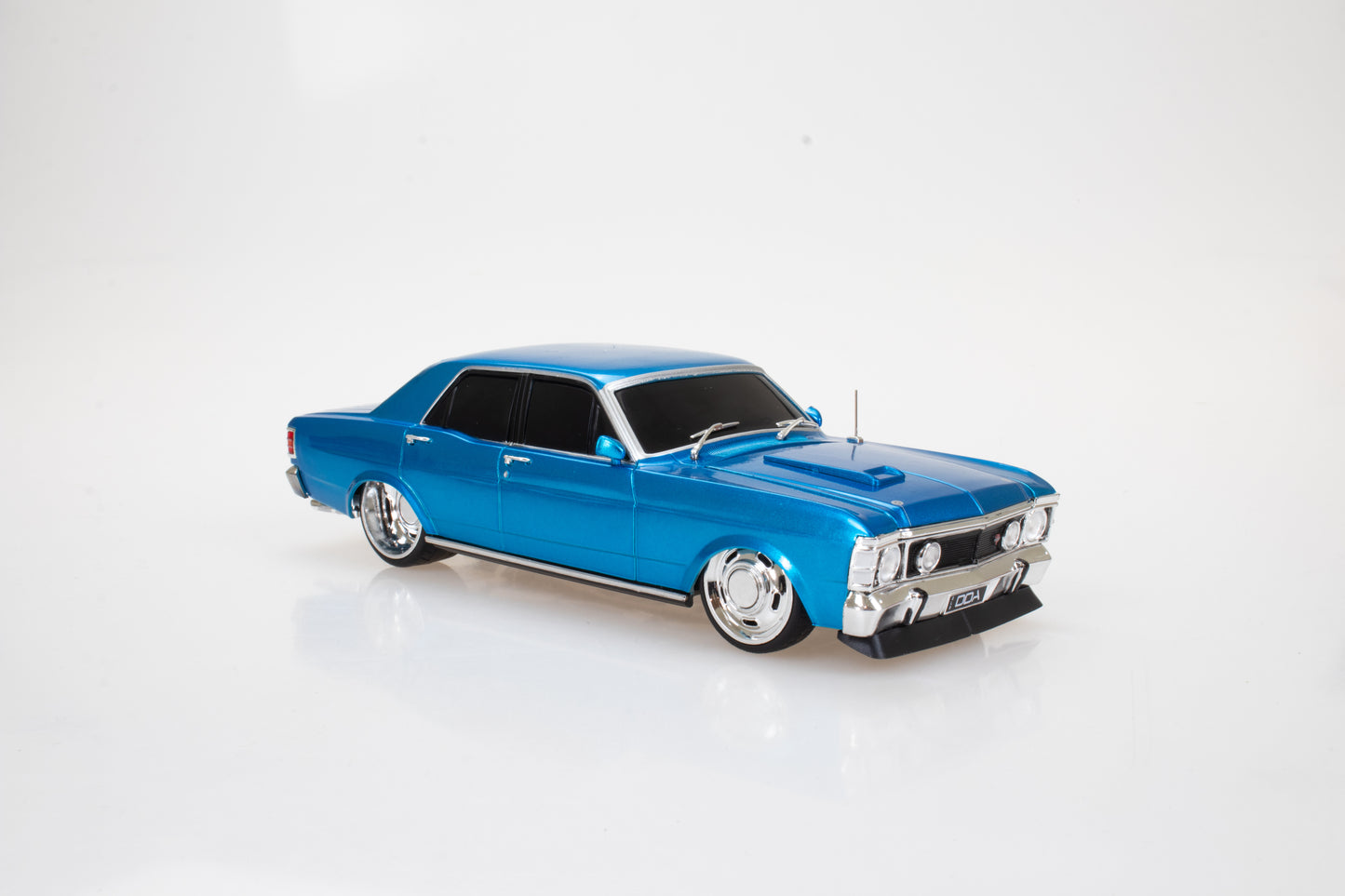 DDAMLU24-XW - 1:24 Blue XW Sedan Plastic Light Up