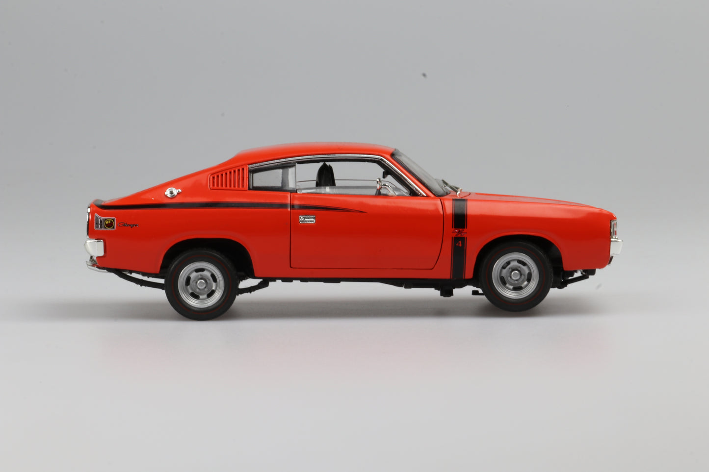 DDA32816 - 1:32 Red E38 Valiant Charger