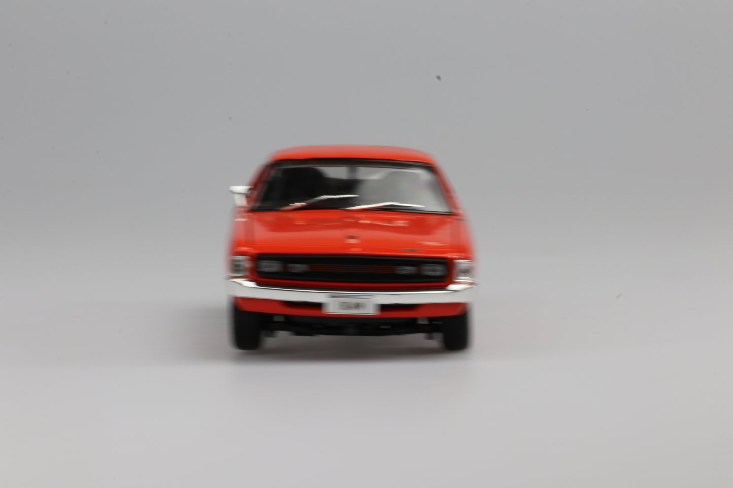 DDA32816 - 1:32 Red E38 Valiant Charger