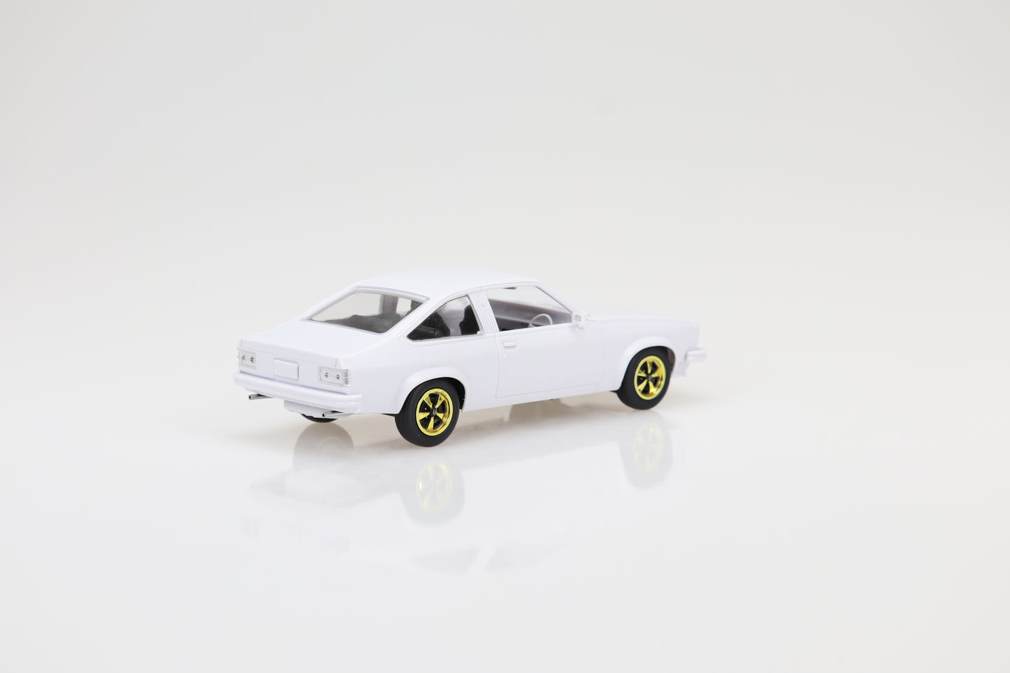 DDA811K 1:24 Plastic Kit A9X Torana Racing