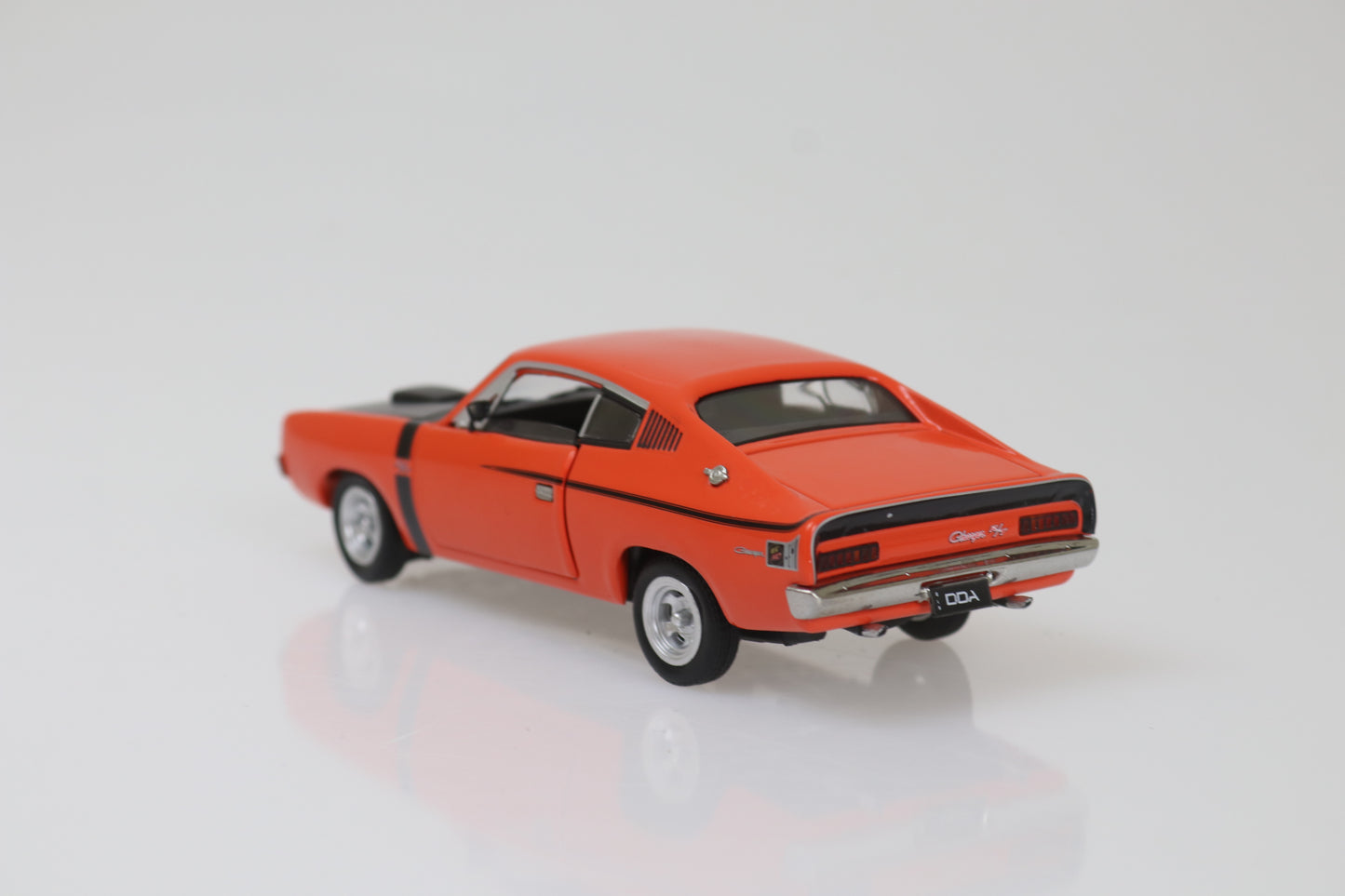 DDA32818 - 1:32 Orange E38 Valiant Charge