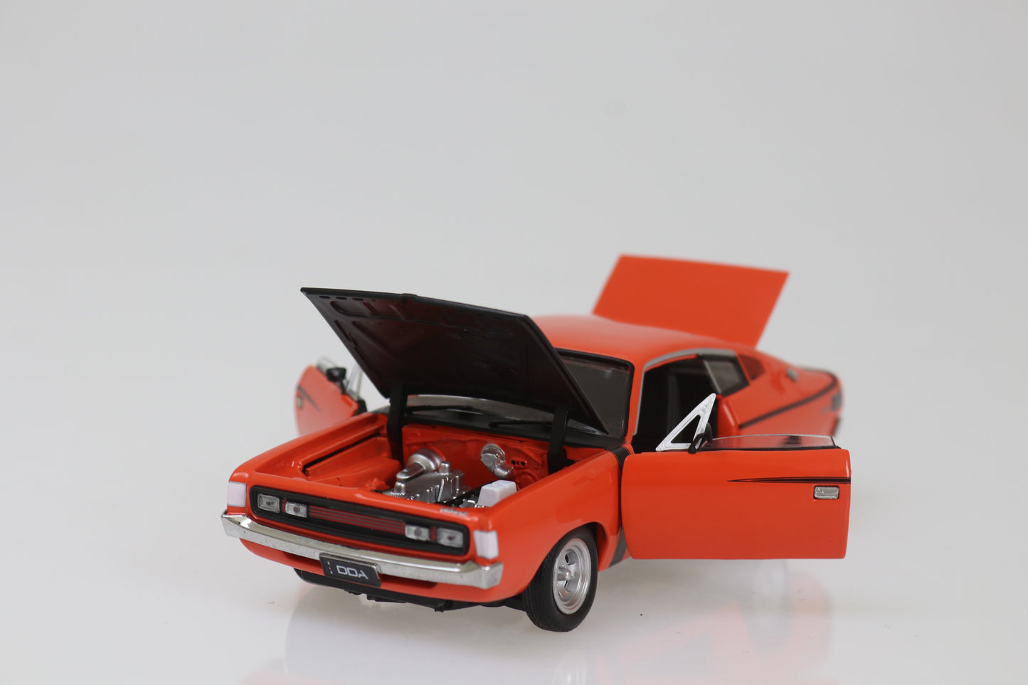 DDA32818 - 1:32 Orange E38 Valiant Charge