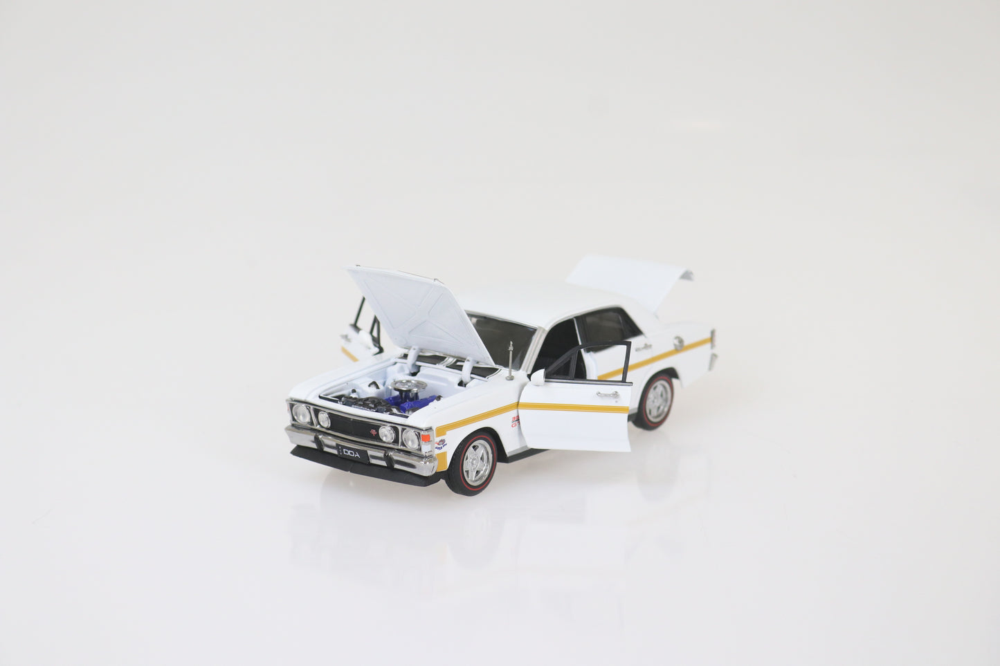 DDA32377DW 1:32 Scale White XW Ford