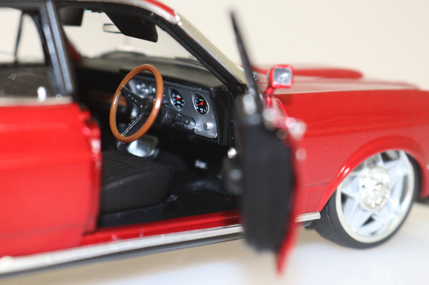 DDA2492 1:24 Scale Red XY Falcon