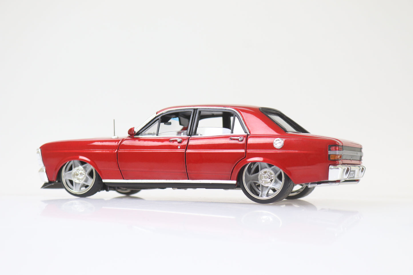 DDA2492 1:24 Scale Red XY Falcon