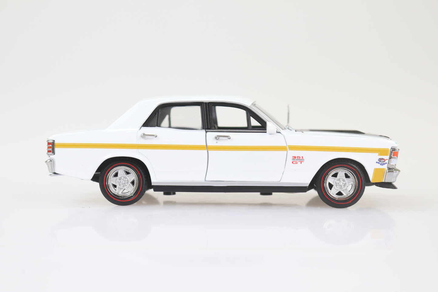 DDA32377DW 1:32 Scale White XW Ford