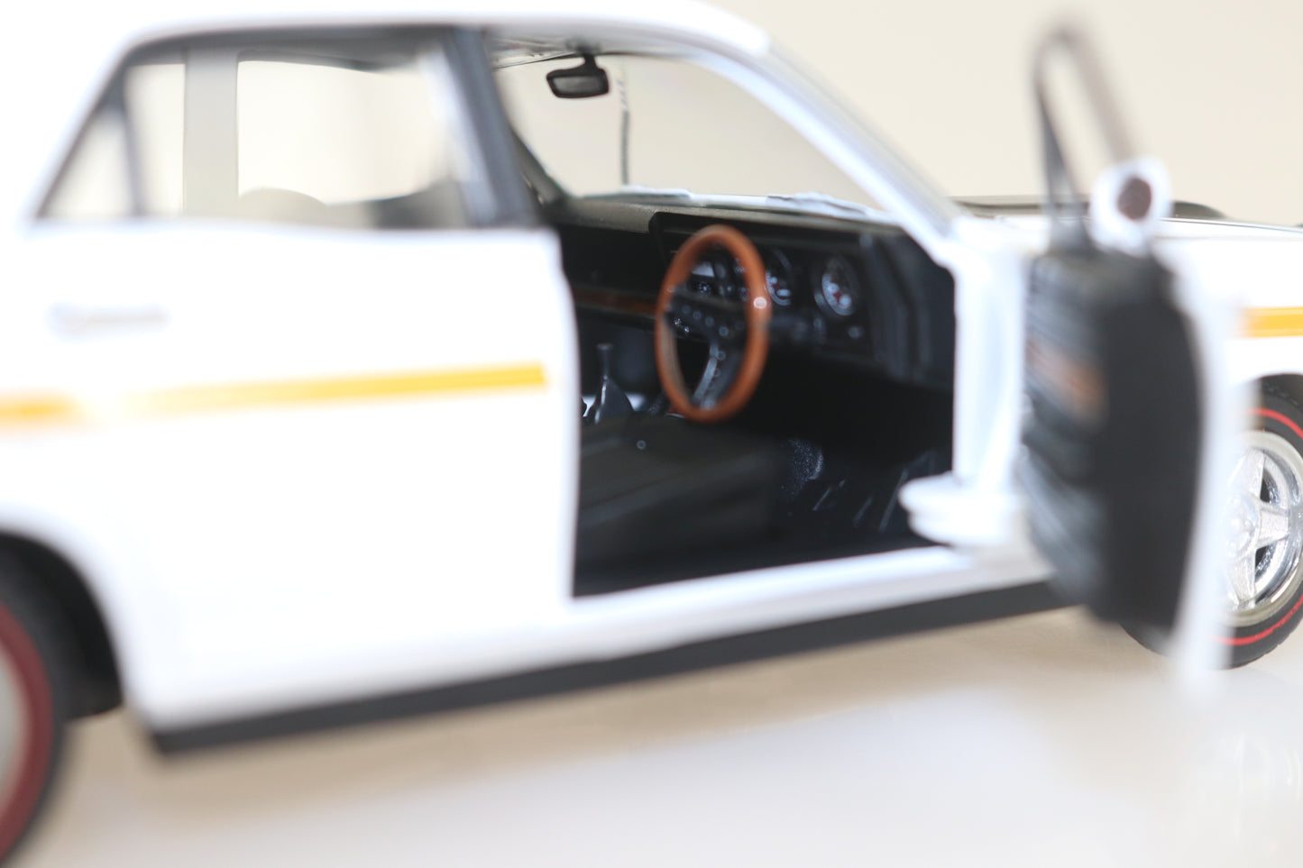 DDA32377DW 1:32 Scale White XW Ford