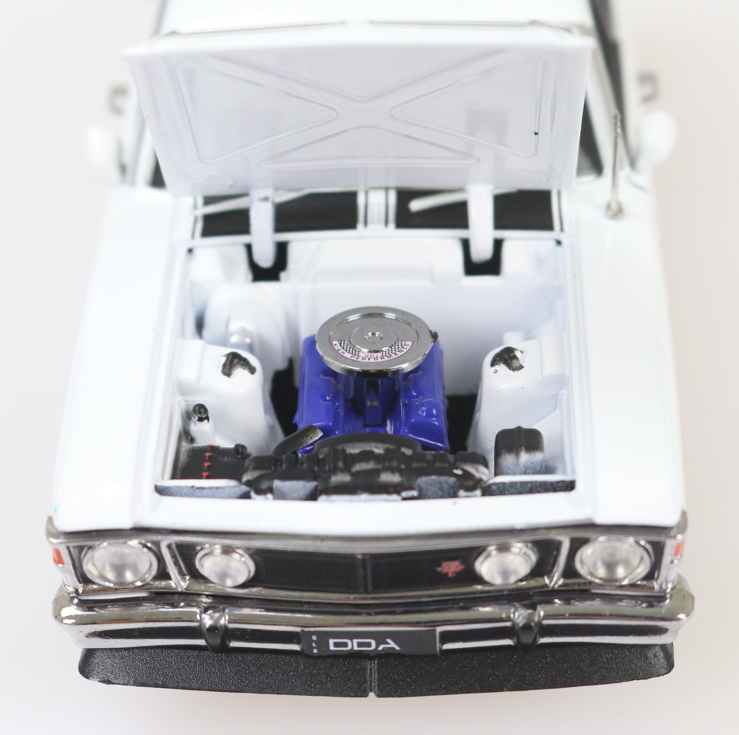 DDA32377DW 1:32 Scale White XW Ford