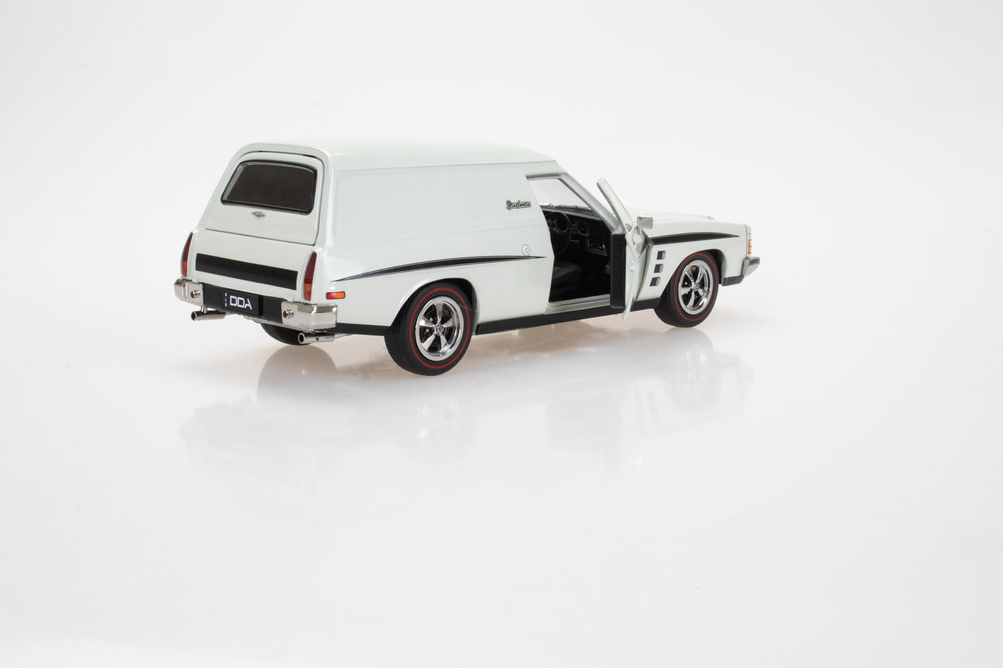 DDAMS24-HJ - 1:24 White HJ Panel Van Sealed Body
