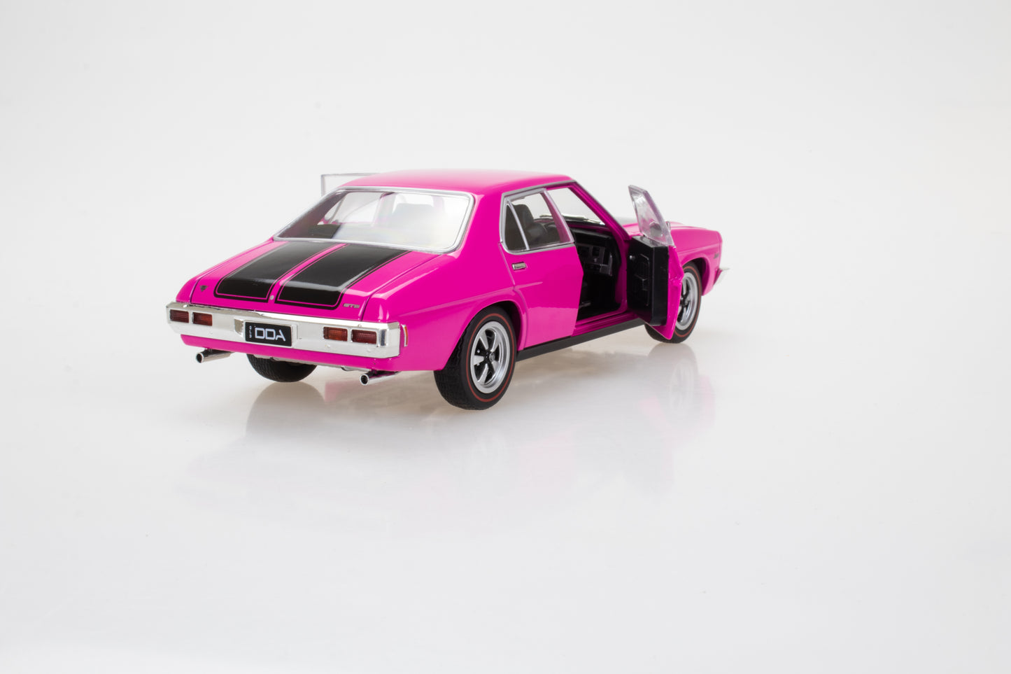 DDAMS24 - 1:24 Pink HQ Monaro Sealed Body