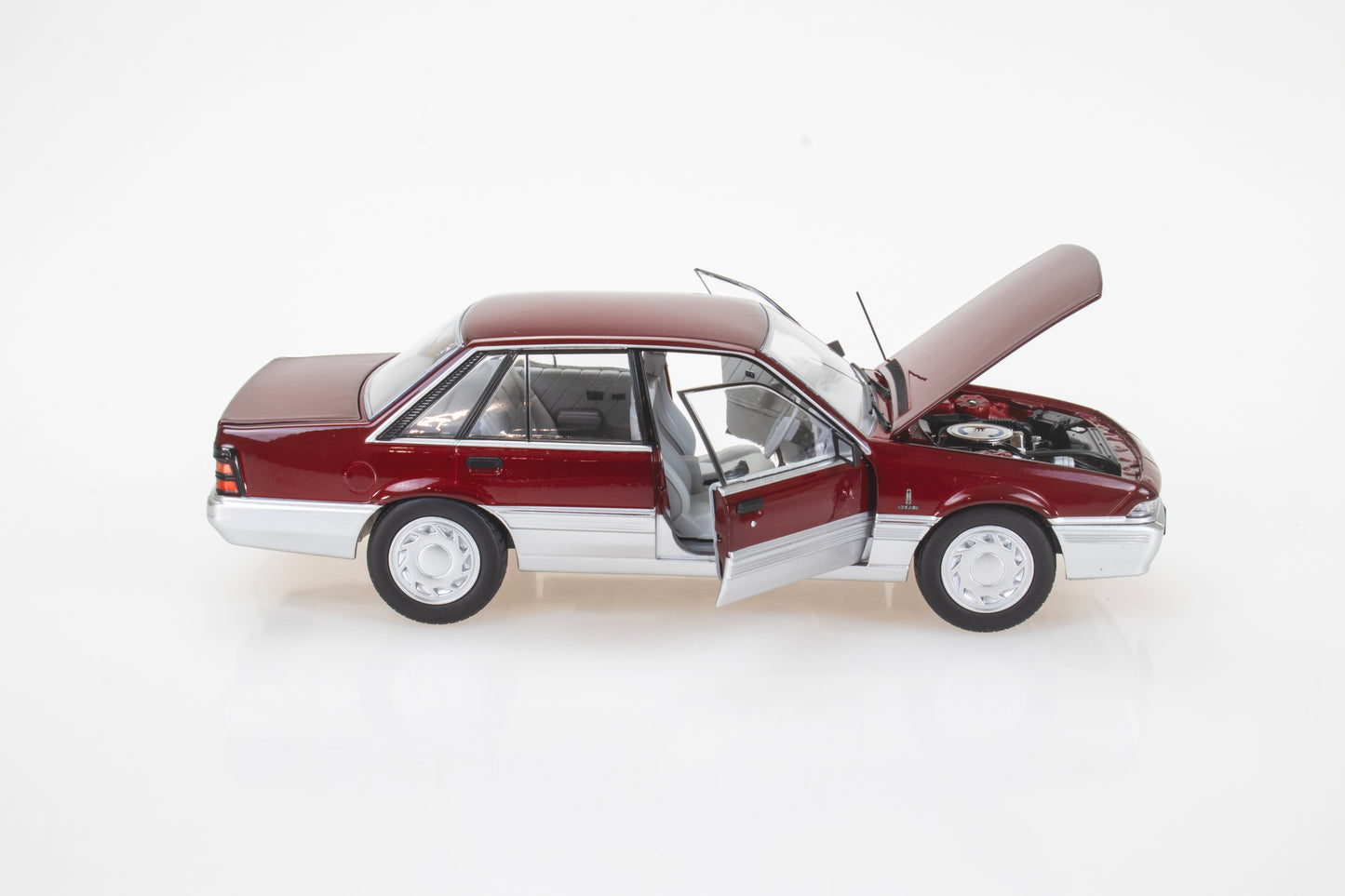 DDA702 - 1:24 Red/Silver VL Calais