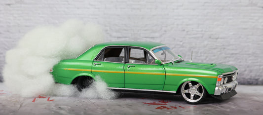 DDA24829 - 1:24 Gr XW GS Ford Burnout Car