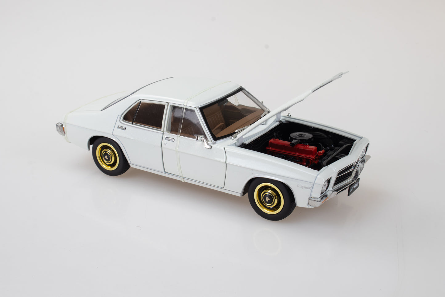 DDA300 - 1:24 White HQ Kingswood 4 Door
