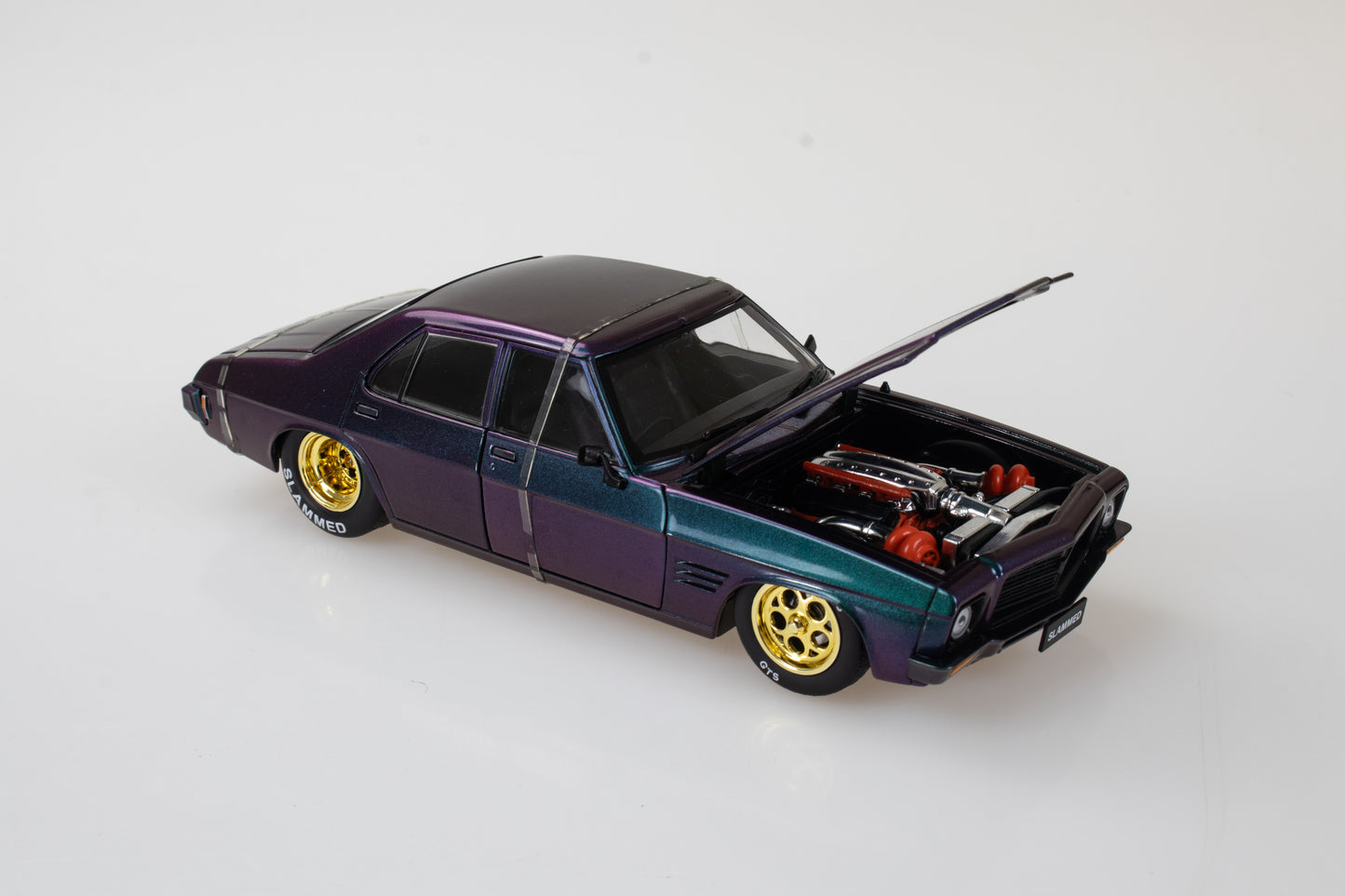 DDA302 - 1:24 HQ Holden Slammed 4D Monaro