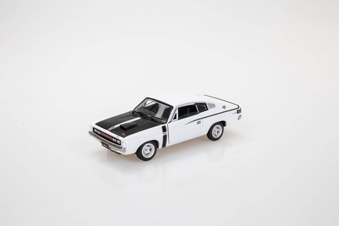 DDA32818-1 - 1:32 White E38 Charger