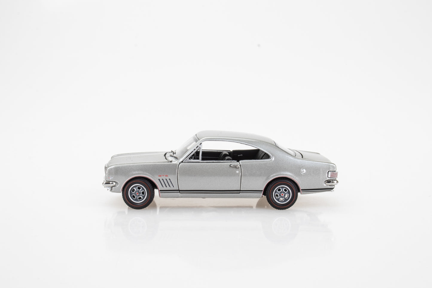 DDA32841-4 - 1:32 Silver HK GTS 327 Monaro