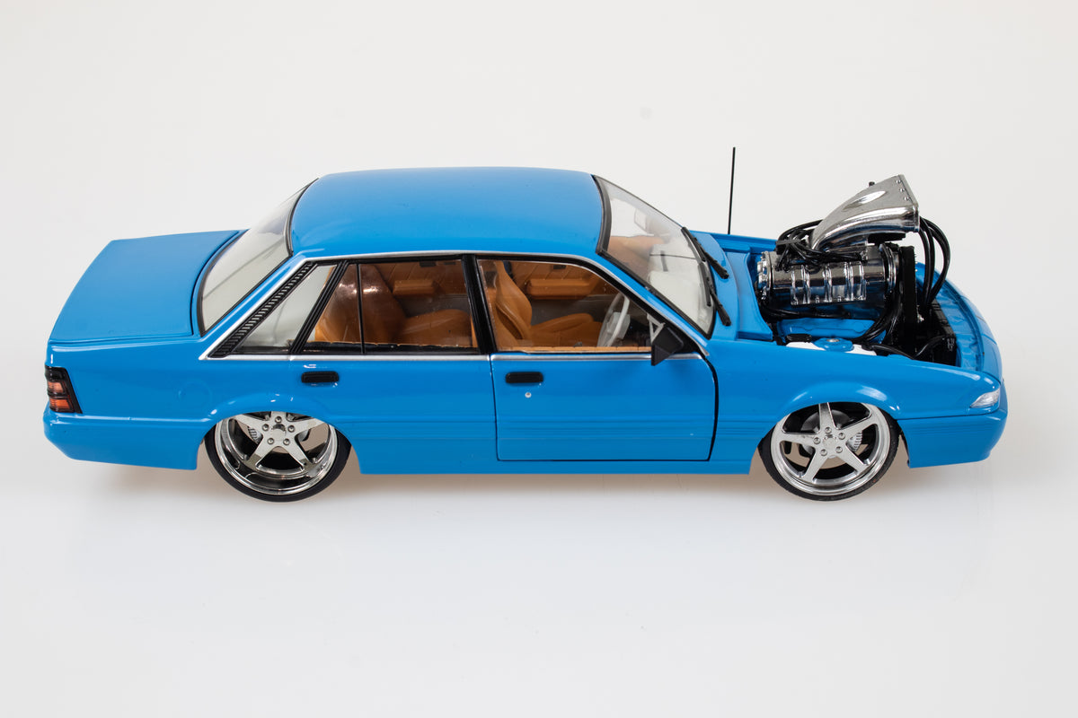 PRE-ORDER NOW - DDA709 - 1:24 Blue VL Supercharged Holden Calais Fully Detailed Opening Doors, Bonnet and Boot