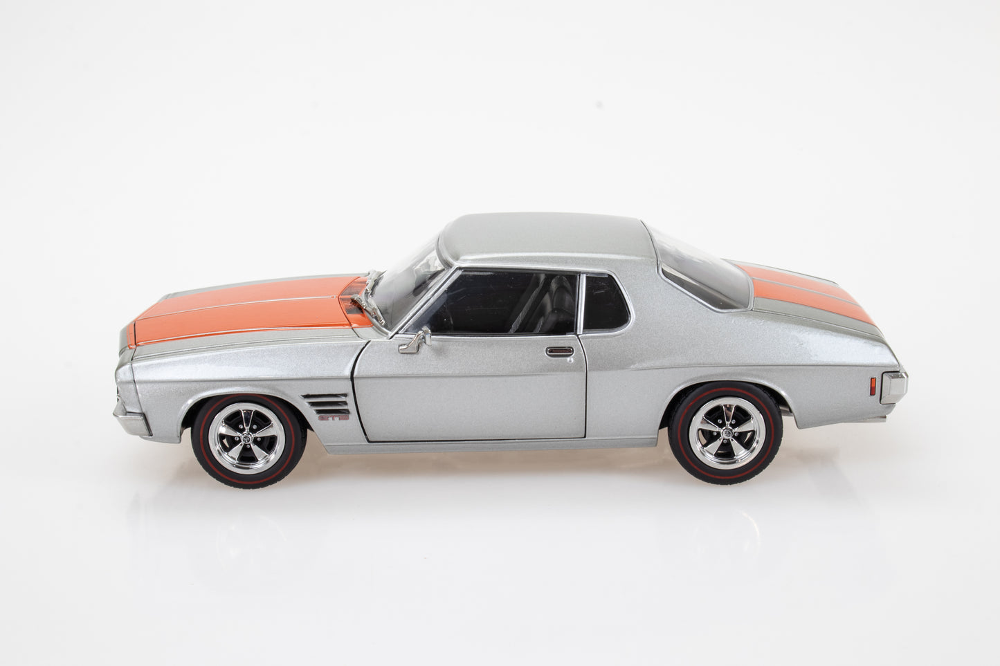 DDA326 - 1:24 Silver w/Orange HQ 2 Door