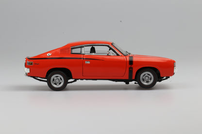 DDA32816 - 1:32 Red E38 Valiant Charger