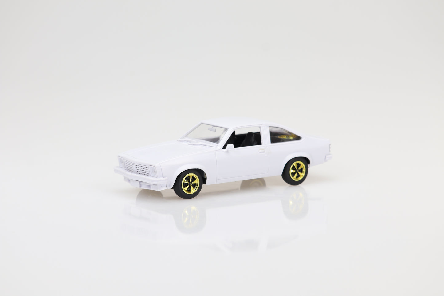 DDA811K 1:24 Plastic Kit A9X Torana Racing