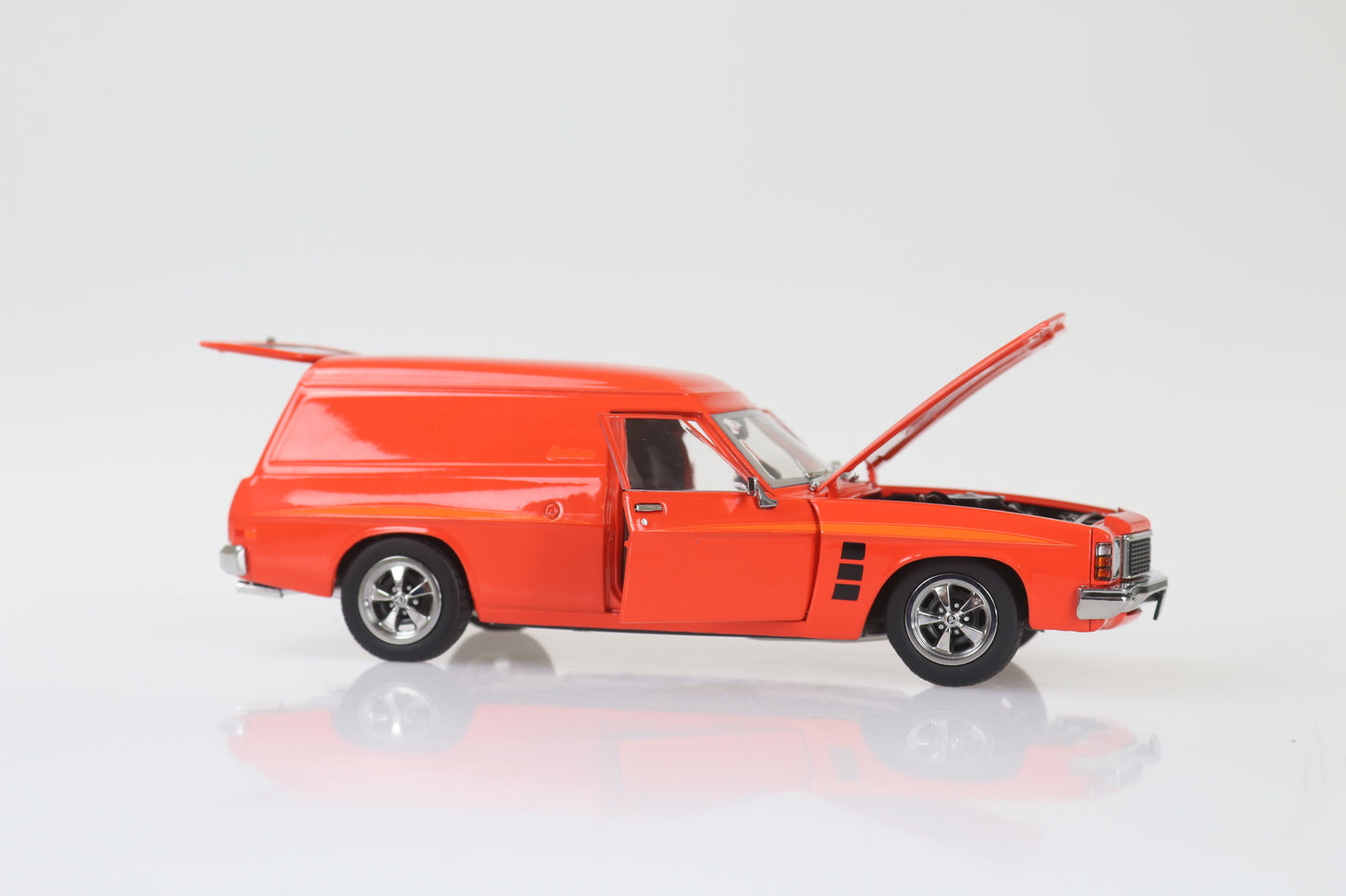 DDA521 - 1:24 Mandarin Red 1975 HJ Holden