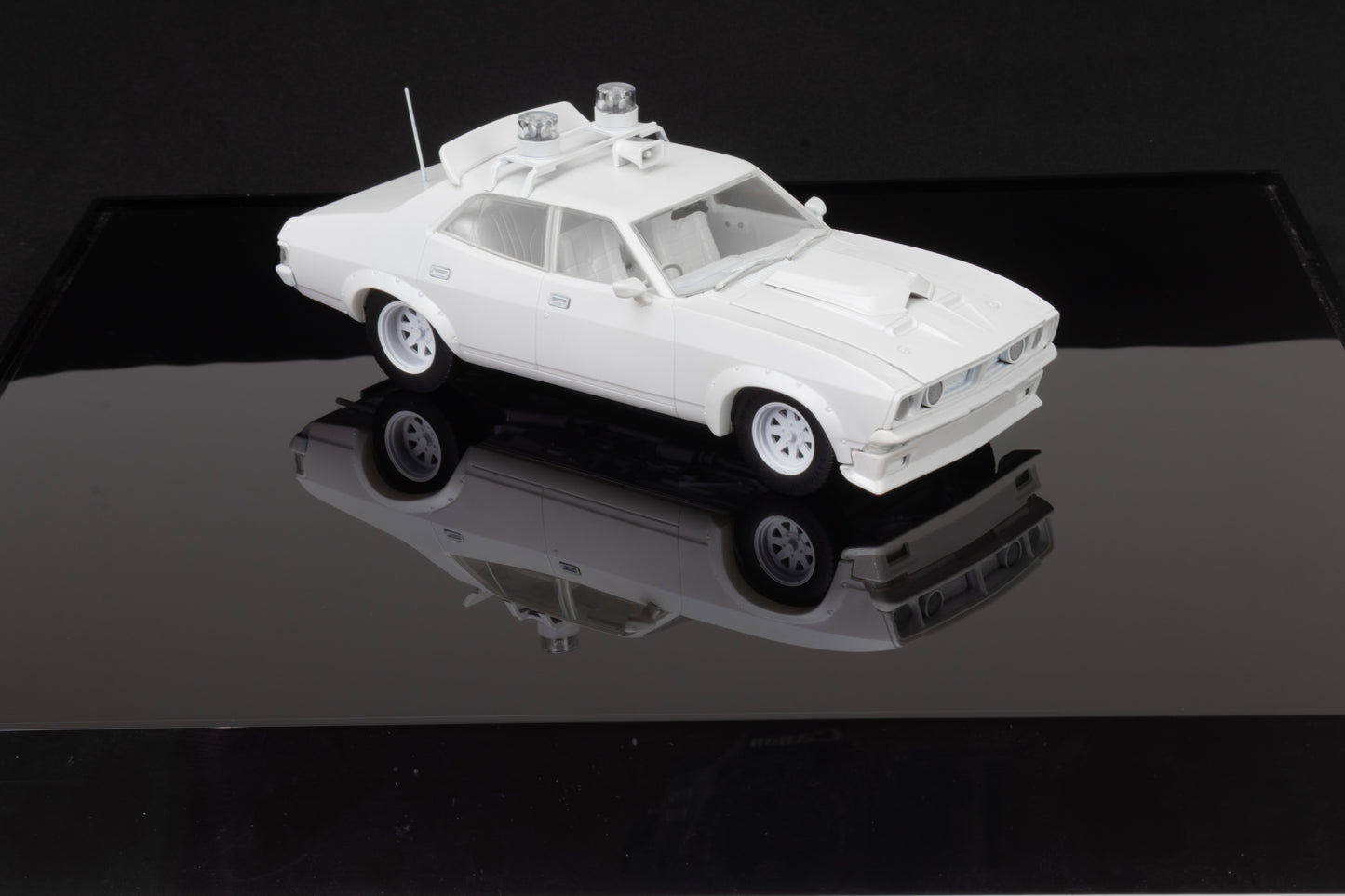 DDA911K - 1:24 Plastic XB V8 Interceptor Kit