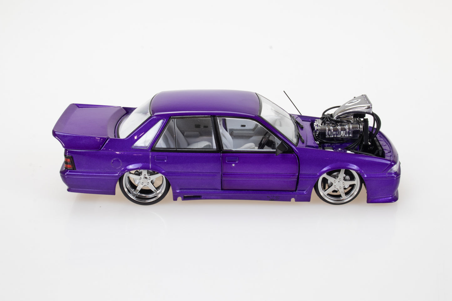 DDA705 - 1:24 Purple S/Charged VL Walkinshaw